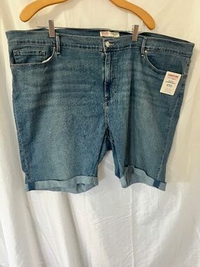 Plus sized Signature Levi’s Stauss Jean shorts.